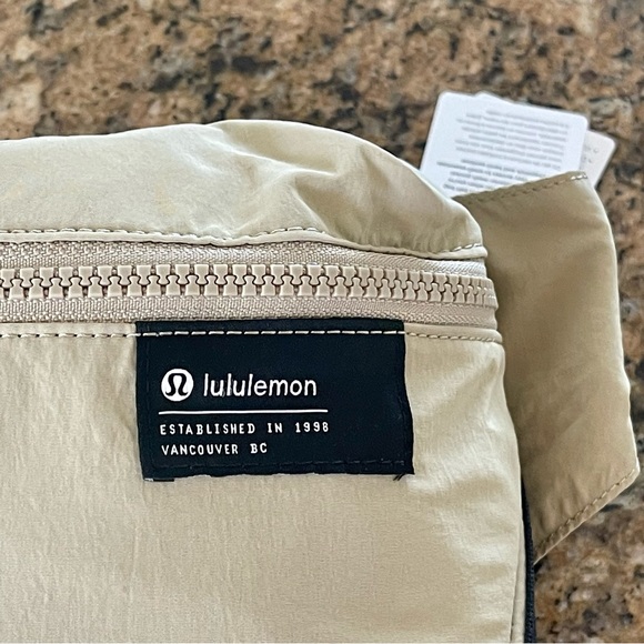 NWT Lululemon Belt Bag , Clean Lines in Trench 2L - Picture 5 of 16
